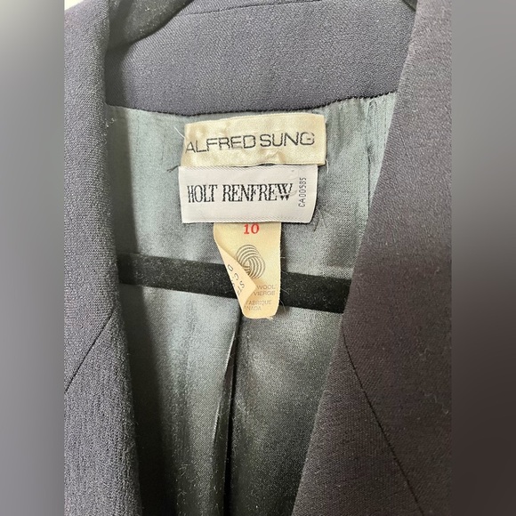 Stunning pure virgin wool navy blazer from Holt Renfrew! - Picture 3 of 10